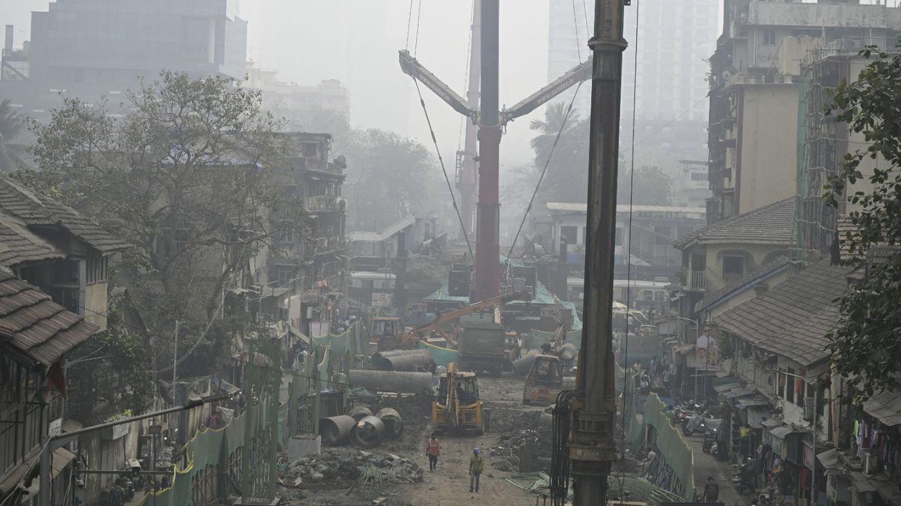 South Mumbai areas such as Peddar Road, Haji Ali and Tardeo were engulfed in thick haze as major pollutants, PM2.5 and PM10 reached 109 µg/m³ and 128 µg/m³ respectively, far exceeding safe limits under Indian AQI standards